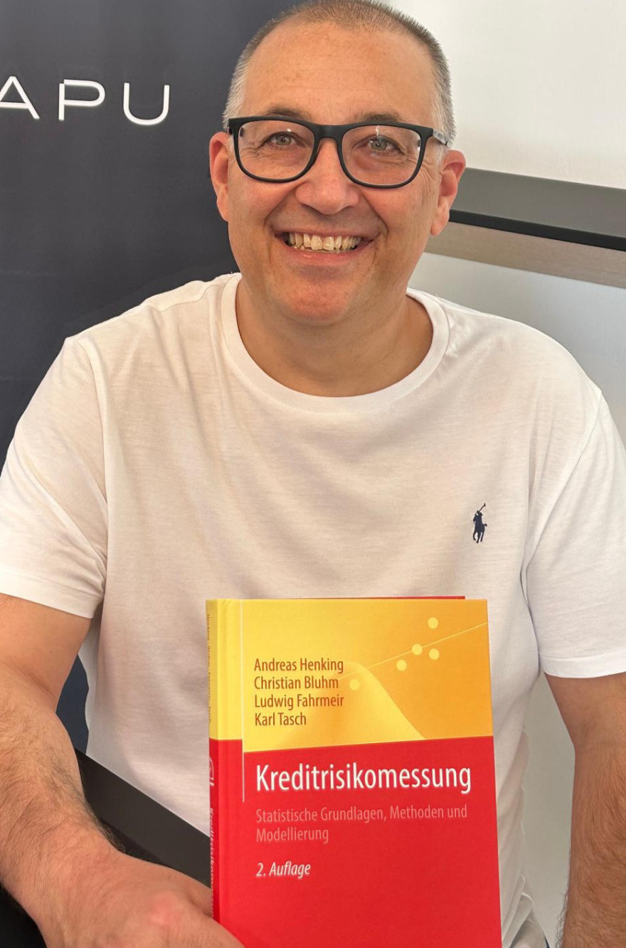Karl Tasch mit der 2. Auflage von „Kreditrisikomessung“